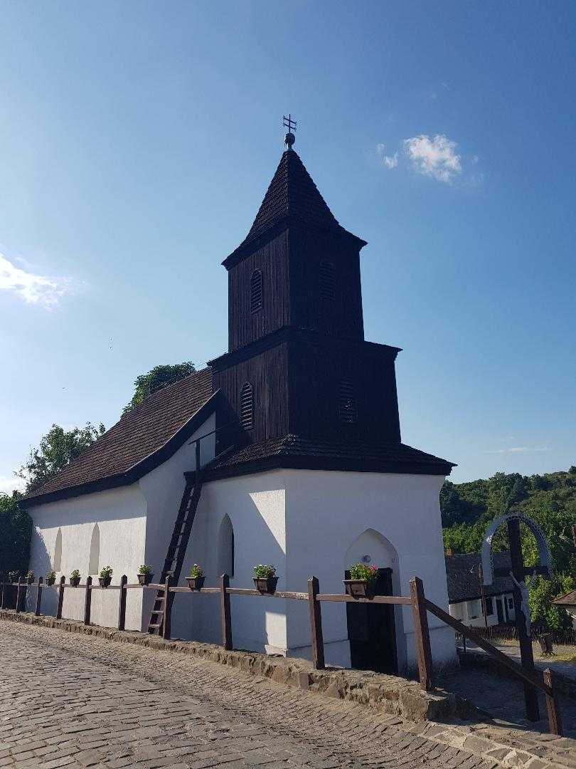 Hollókő templom, Unesco falu